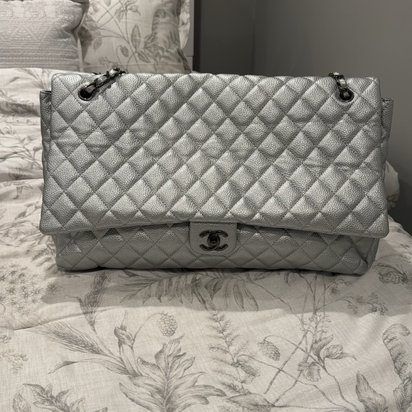 Chanel style silver travel bag - Picture 1 of 12